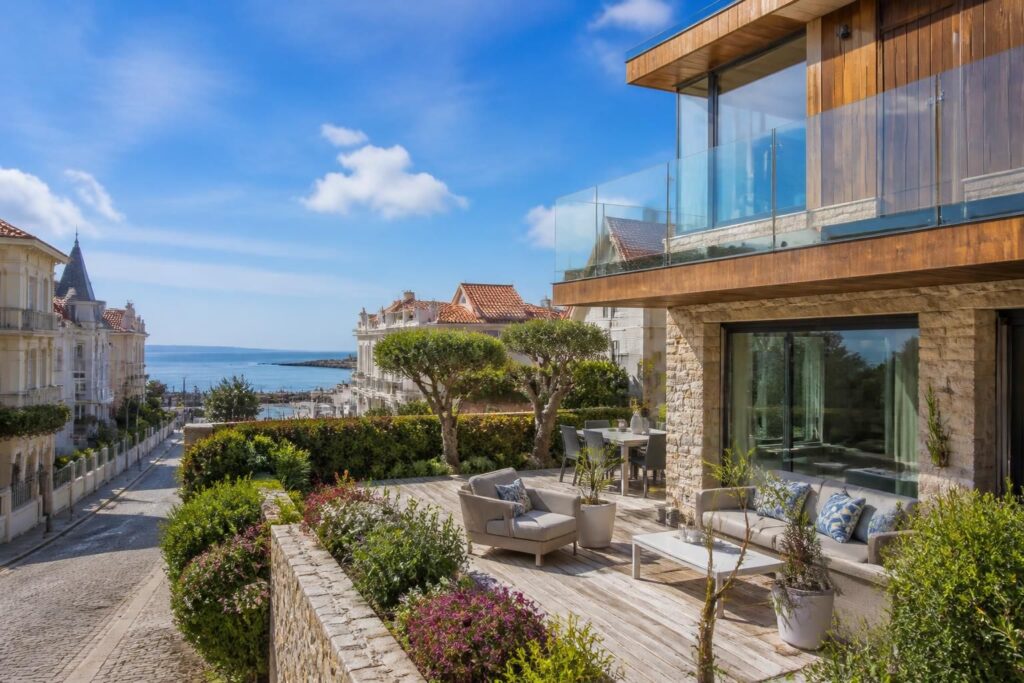 découvrez nos annonces de maisons à vendre à royan, au centre-ville, avec vue sur mer et dans les quartiers les plus prisés. trouvez votre future maison idéale dès maintenant.